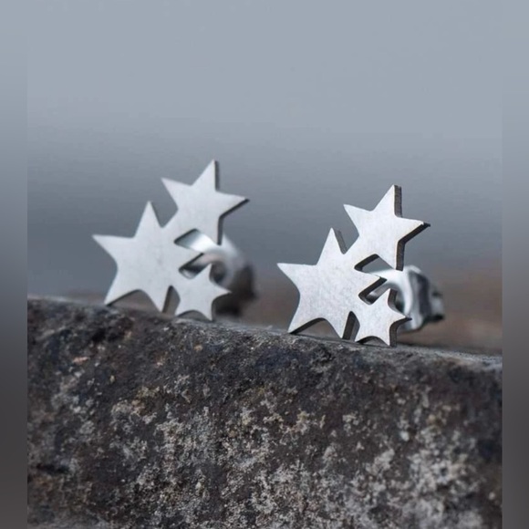 ✨Stainless Steel Star Design Stud Earrings -NWT - Picture 5 of 5